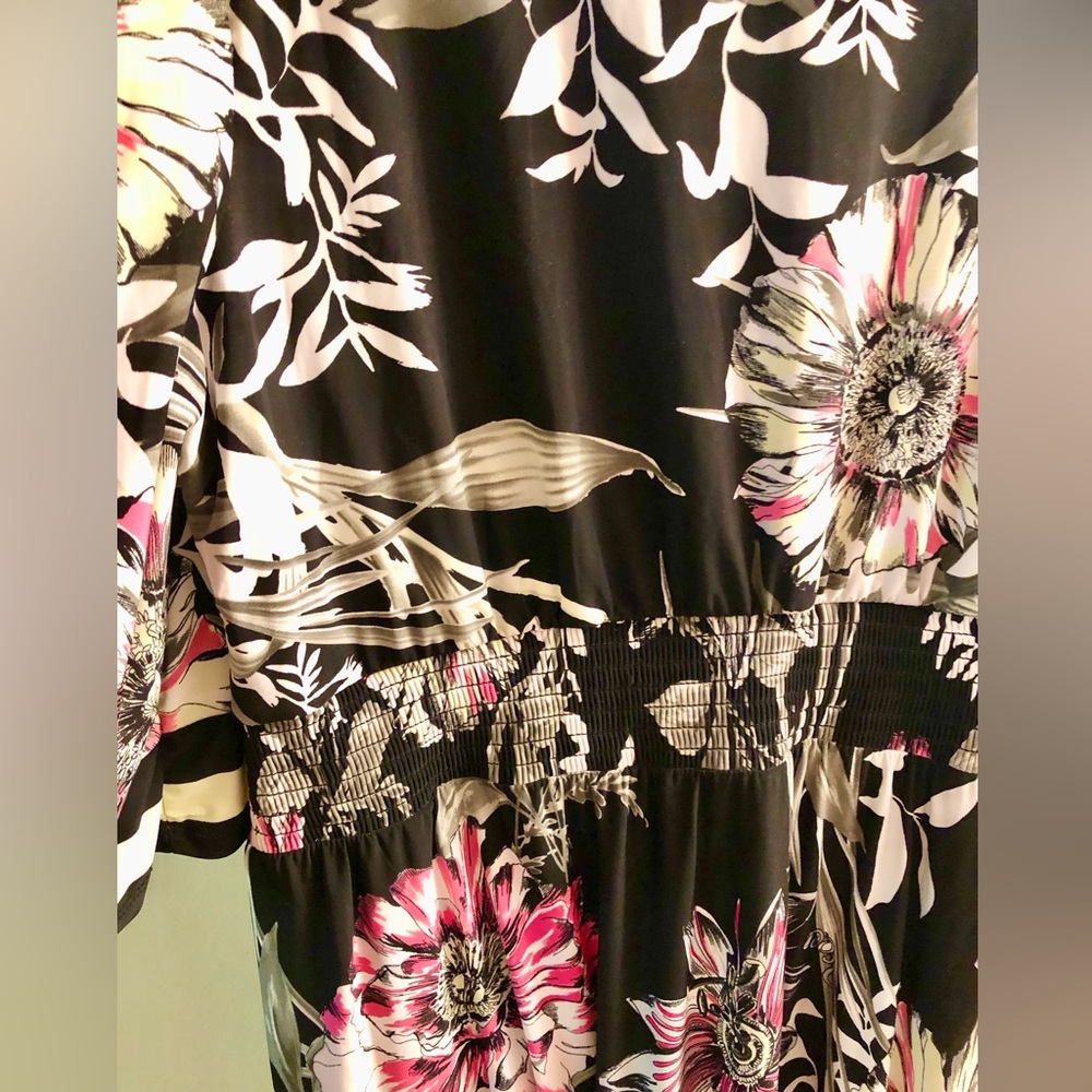 Faux-Wrap Midi Dress Black Floral
SIZE 1X *Excellent Condition* - Picture 3 of 16